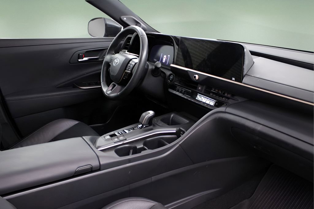 Used 2023 Toyota Crown Limited image 25