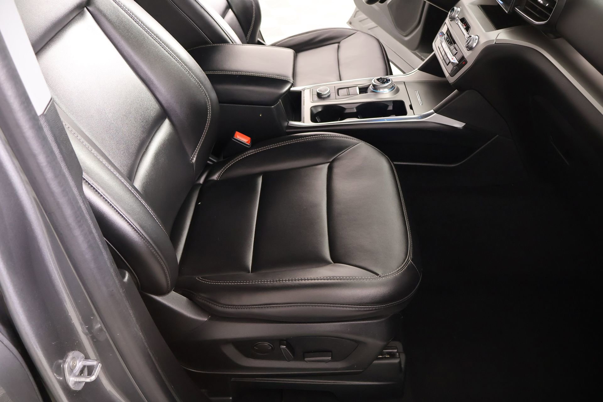 Used 2023 Ford Explorer XLT w/ Equipment Group 202A image 14