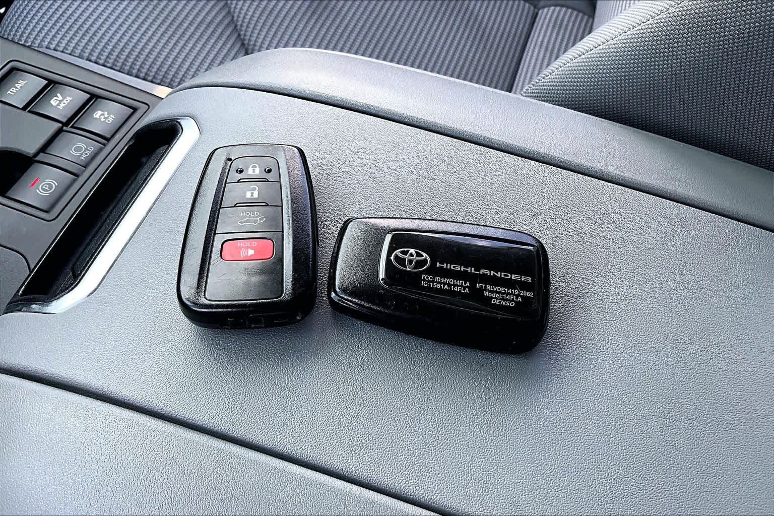 Used 2023 Toyota Highlander LE AWD/4WD image 15