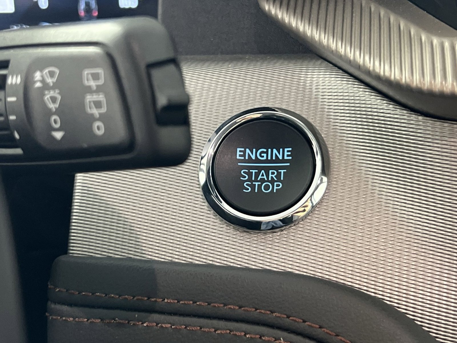 Used 2025 Ford Explorer Active RWD image 36