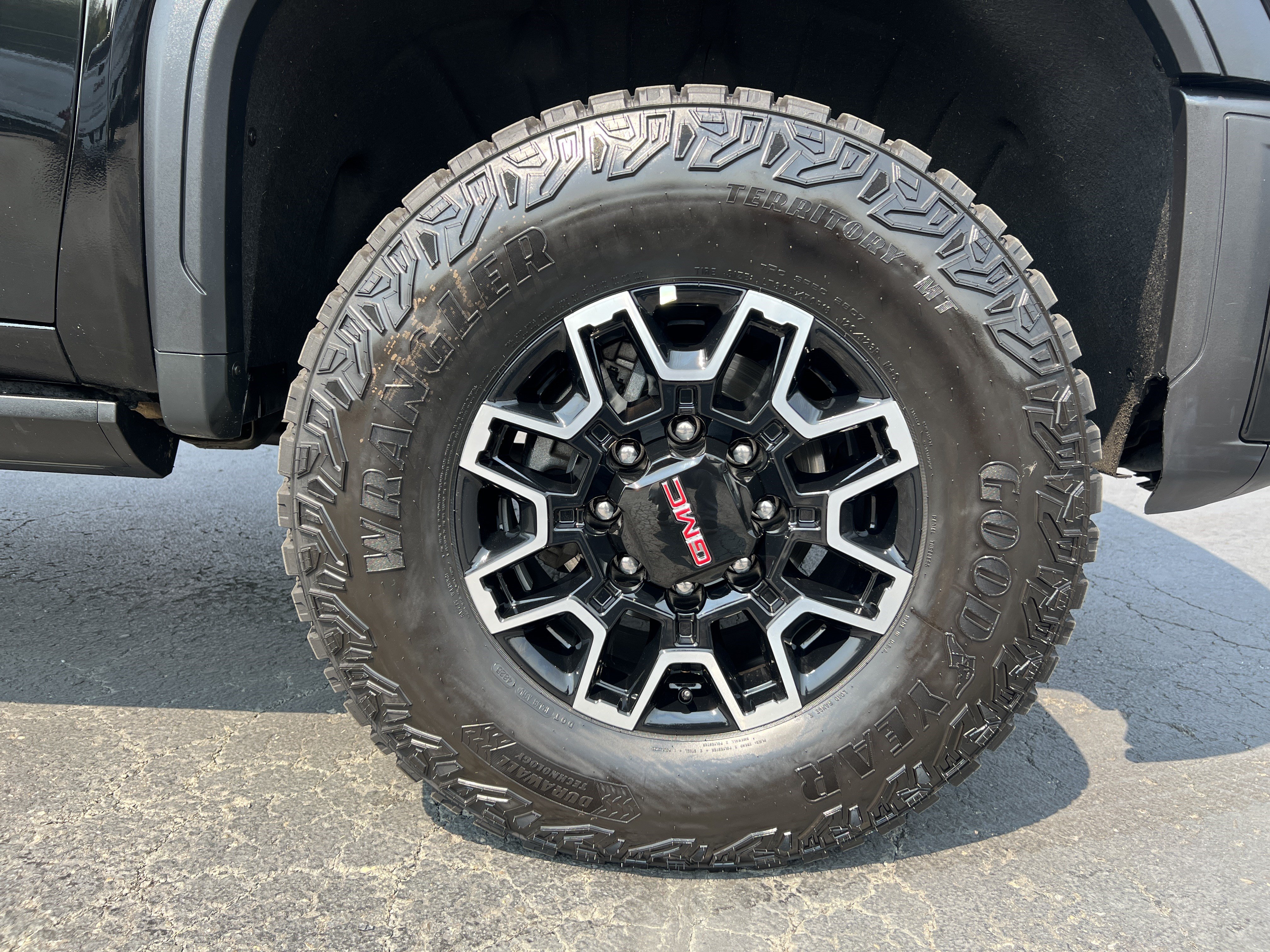 Used 2024 GMC Sierra 2500 AT4X AWD/4WD image 11