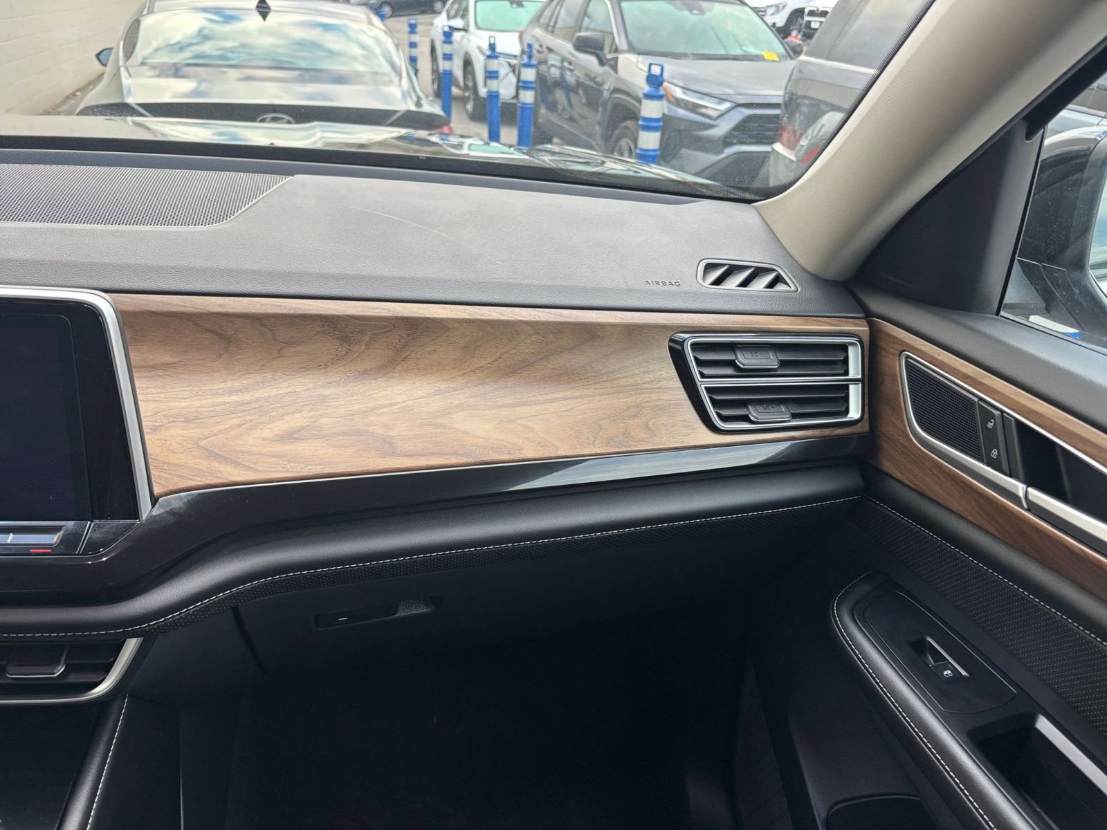 Used 2025 Volkswagen Atlas SE image 36