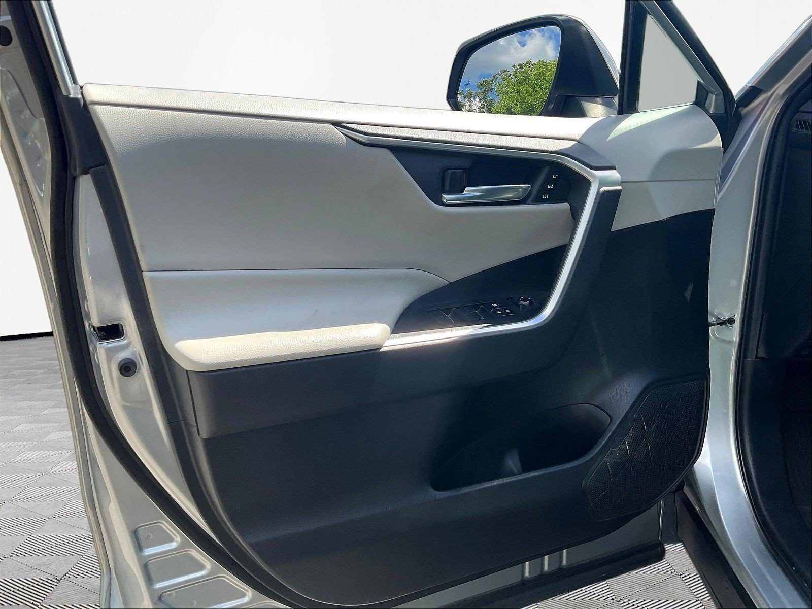 Used 2019 Toyota RAV4 XLE Premium w/ Cold Weather Package AWD/4WD image 21