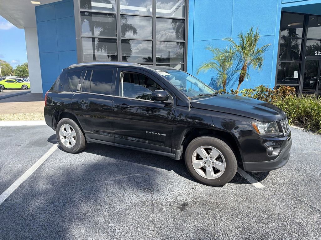 Used 2014 Jeep Compass Latitude FWD image 2
