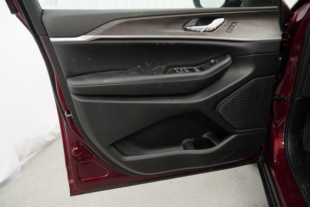 New 2025 Jeep Grand Cherokee Limited image 30