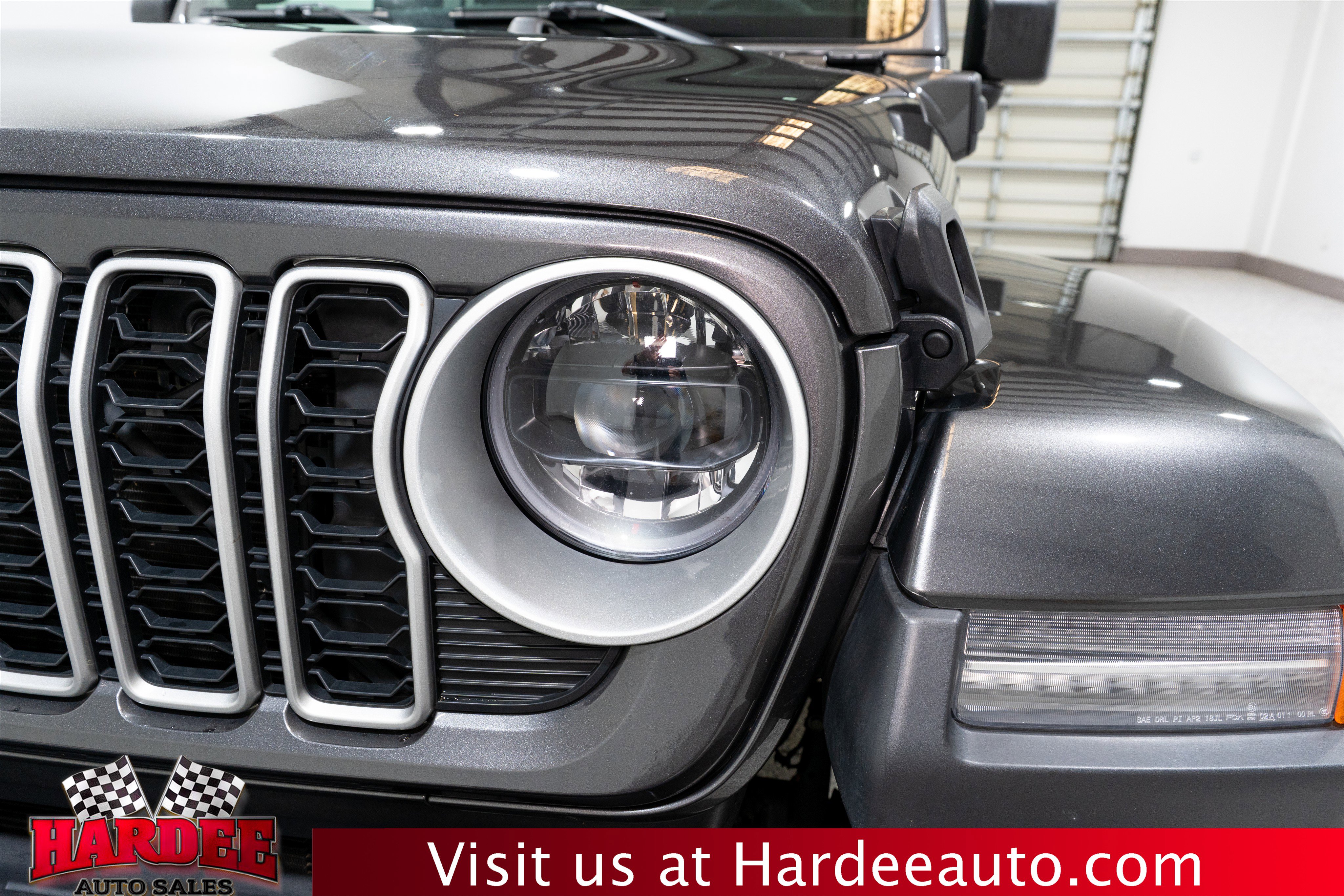 Used 2025 Jeep Wrangler Sahara AWD/4WD image 8