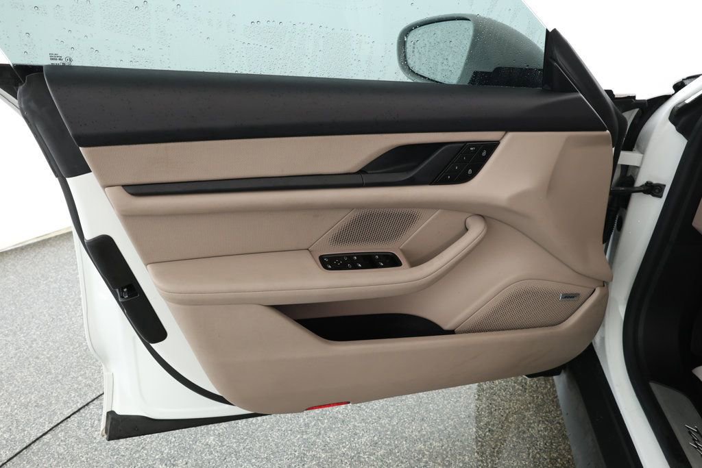 Used 2022 Porsche Taycan 4S image 9