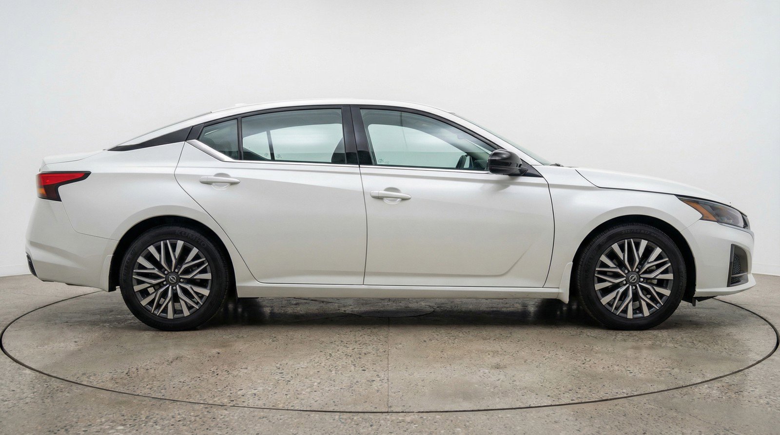 Used 2025 Nissan Altima 2.5 SV image 11