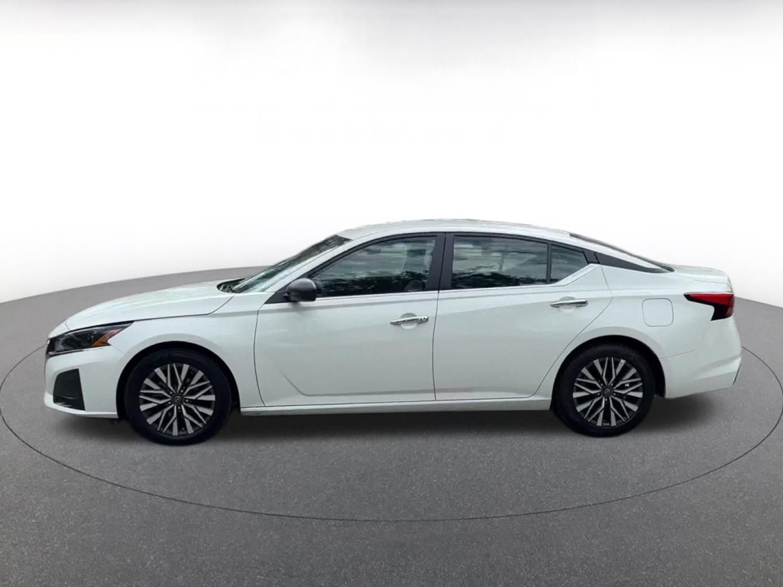 Used 2025 Nissan Altima 2.5 SV FWD image 7