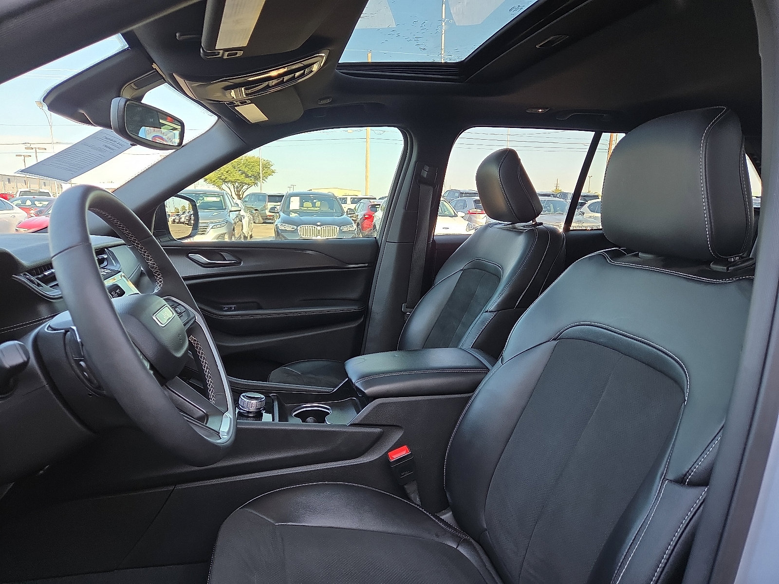 Used 2024 Jeep Grand Cherokee Altitude image 11