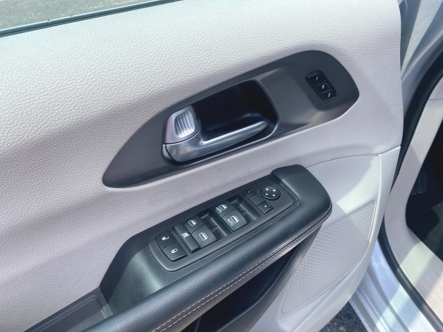 Used 2024 Chrysler Pacifica Touring-L FWD image 21