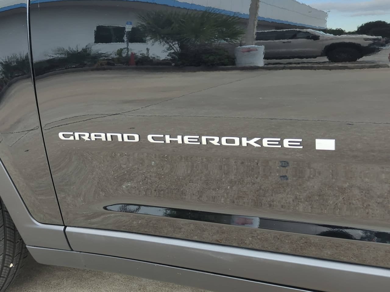 Used 2025 Jeep Grand Cherokee Laredo X w/ Trailer Tow Package AWD/4WD image 7