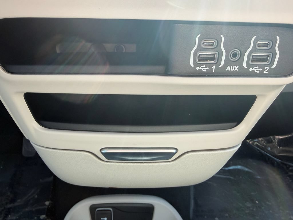Used 2024 Chrysler Pacifica Touring-L FWD image 33