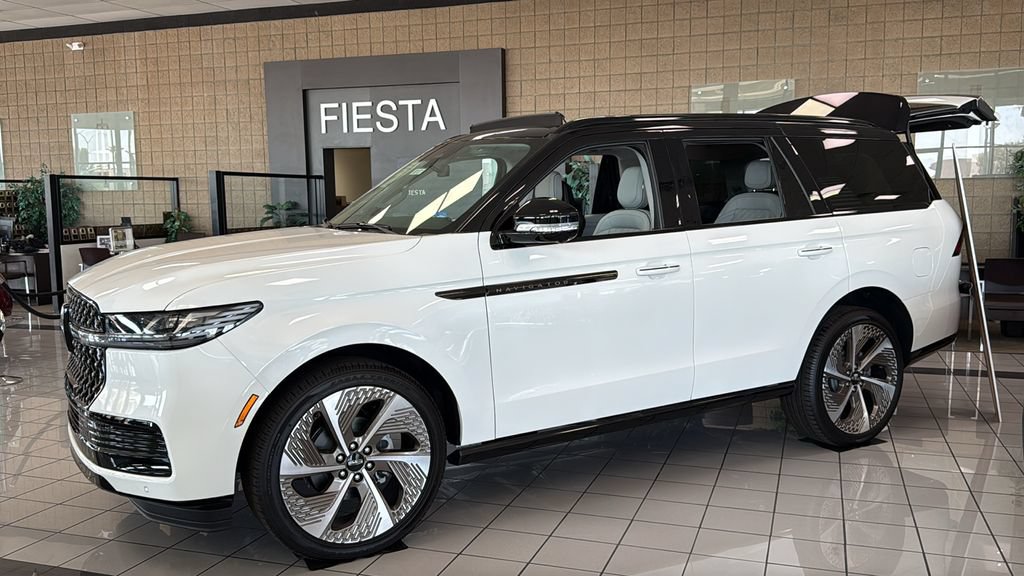 New 2026 Lincoln Navigator Black Label w/ Black Label Special Edition AWD/4WD image 4
