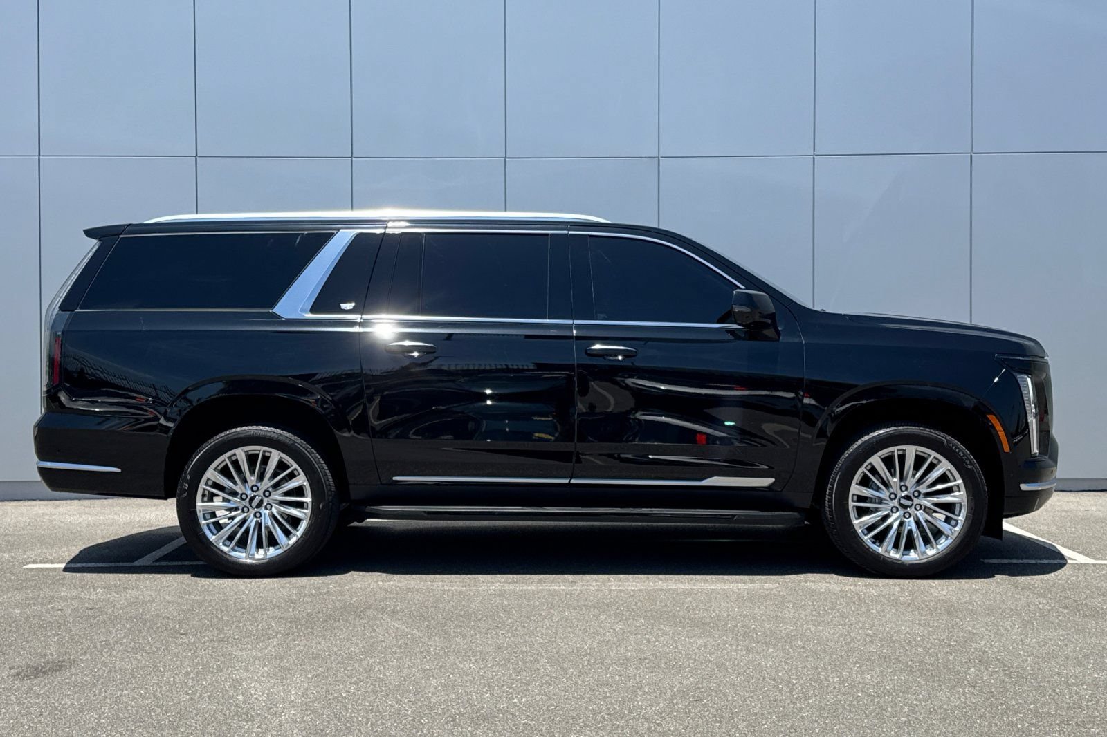 Used 2025 Cadillac Escalade ESV Luxury AWD/4WD image 6
