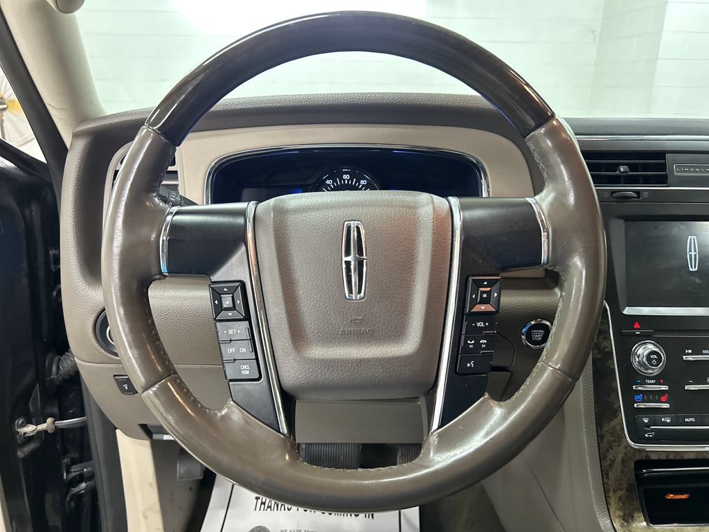 Used 2015 Lincoln Navigator 2WD image 18