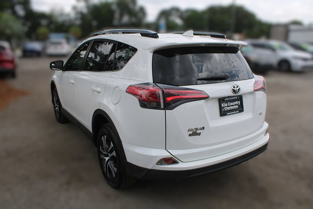 Used 2018 Toyota RAV4 LE FWD image 11