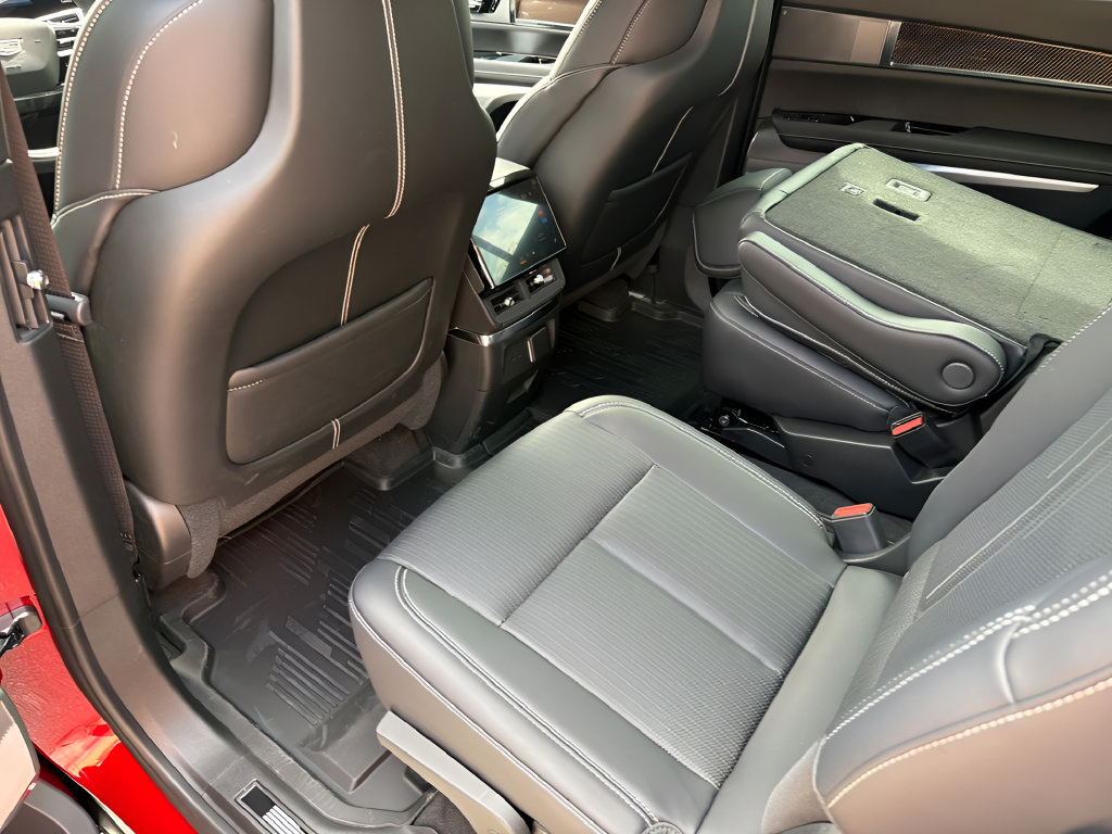 New 2027 Cadillac Vistiq Sport w/ LPO, Floor Liner Package AWD/4WD image 35