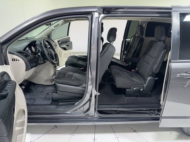 Used 2018 Dodge Grand Caravan SE w/ UConnect Hands-Free Group image 8