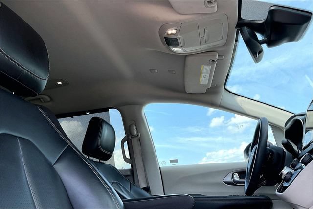Used 2023 Chrysler Pacifica Touring-L FWD image 25