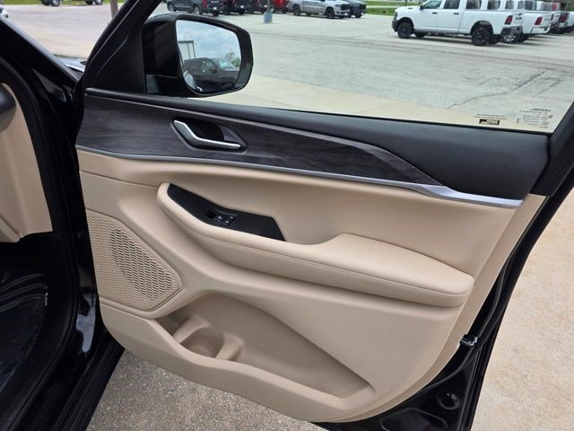 Certified 2023 Jeep Grand Cherokee Limited w/ Luxury Tech Group II AWD/4WD image 17