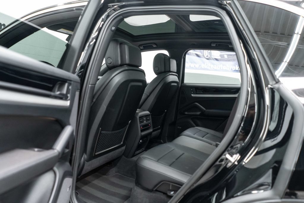 Used 2024 Porsche Cayenne AWD/4WD image 32