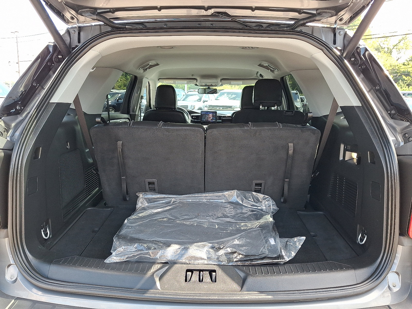 Used 2024 Ford Explorer XLT w/ Equipment Group 202A AWD/4WD image 28