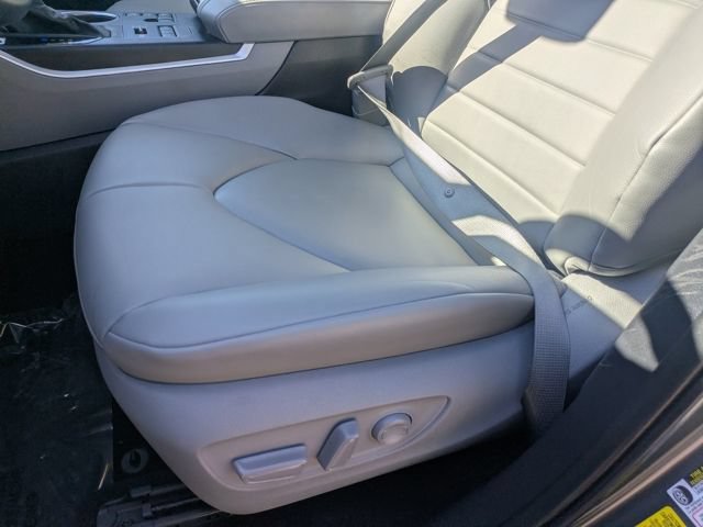 Used 2024 Toyota Highlander XLE AWD/4WD image 19