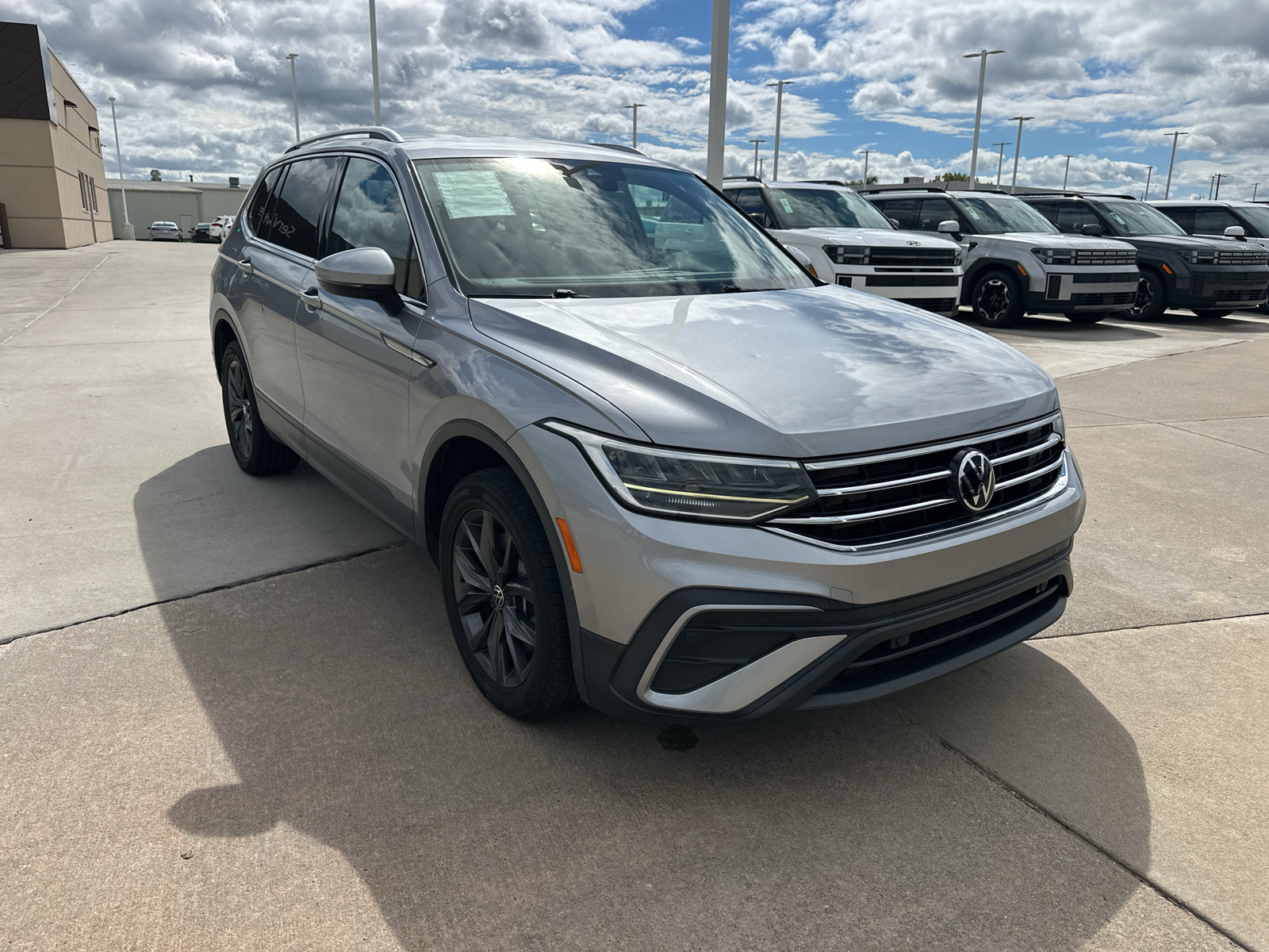 Used 2023 Volkswagen Tiguan SE FWD image 8
