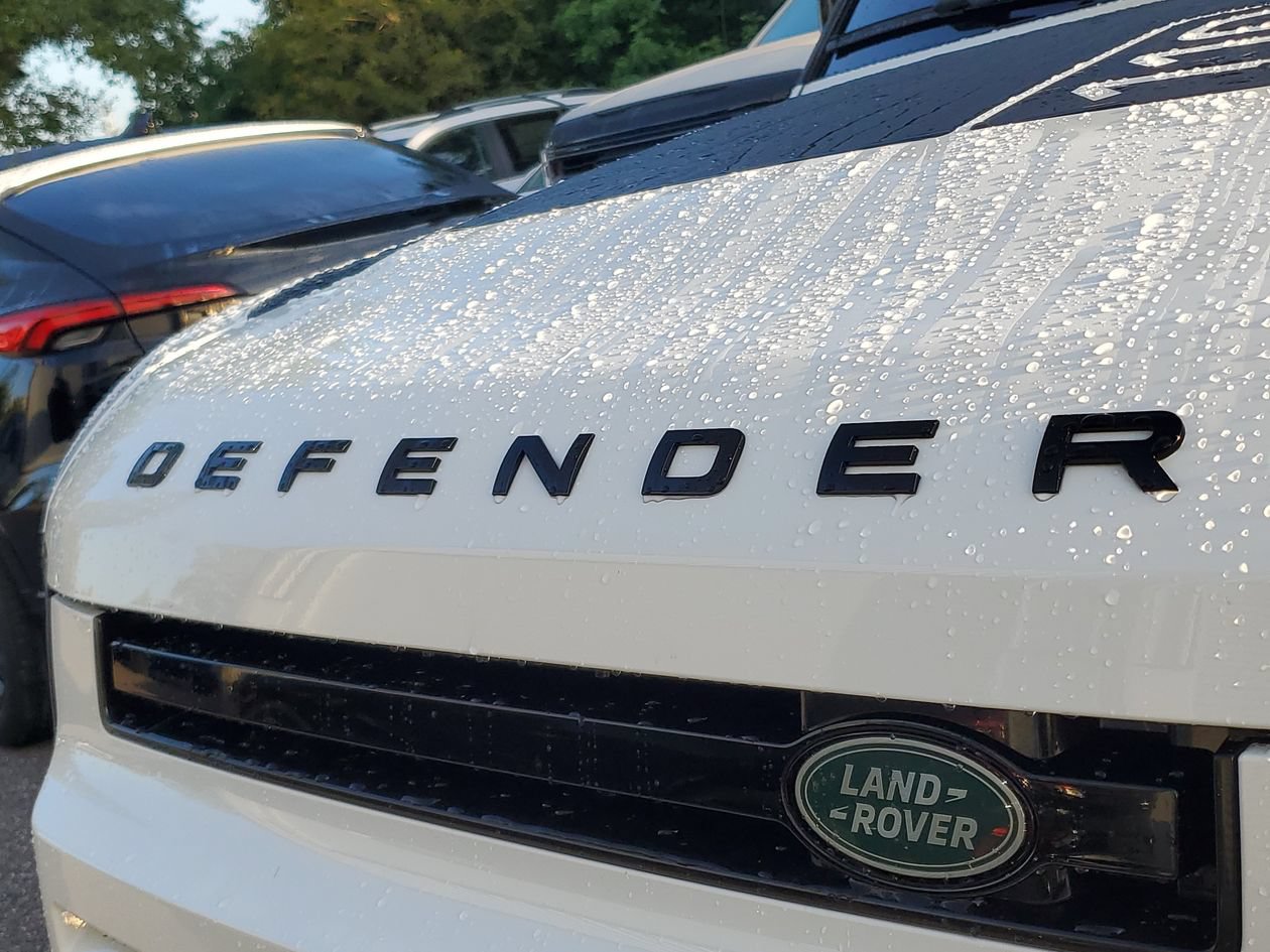 Used 2025 Land Rover Defender 110 X-Dynamic SE AWD/4WD image 7