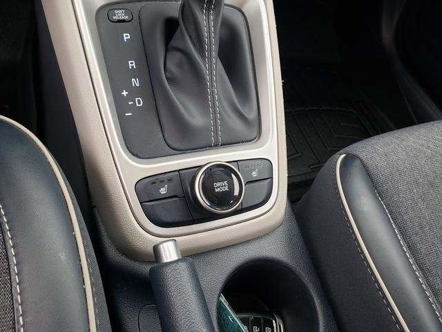 Used 2022 Hyundai Venue Limited image 27