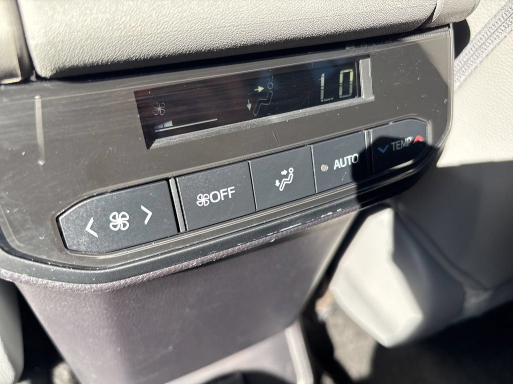Used 2023 Toyota Highlander XLE AWD/4WD image 18