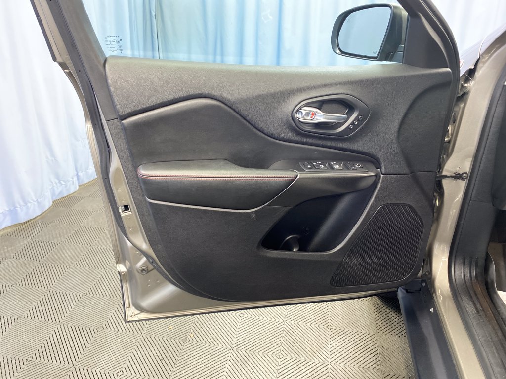Used 2020 Jeep Cherokee Trailhawk AWD/4WD image 13