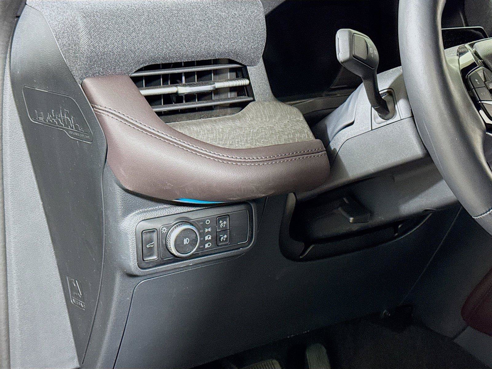 Used 2025 Ford Explorer Platinum AWD/4WD image 8