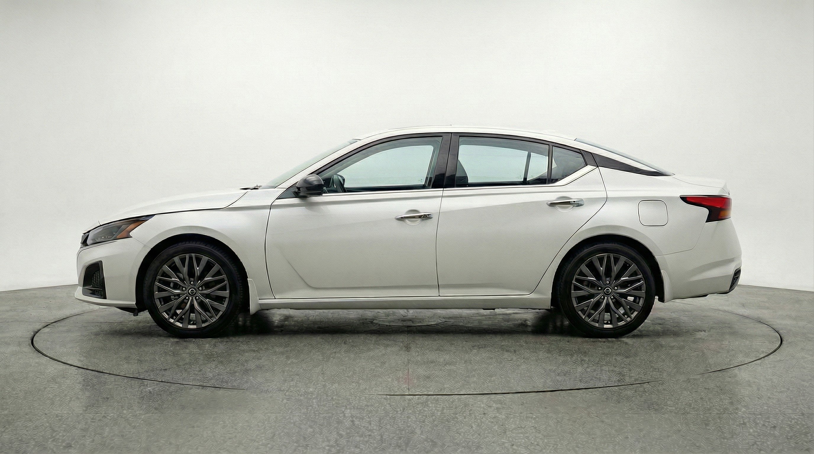 Used 2025 Nissan Altima 2.5 SV image 5