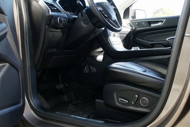 Used 2019 Ford Edge Titanium image 16