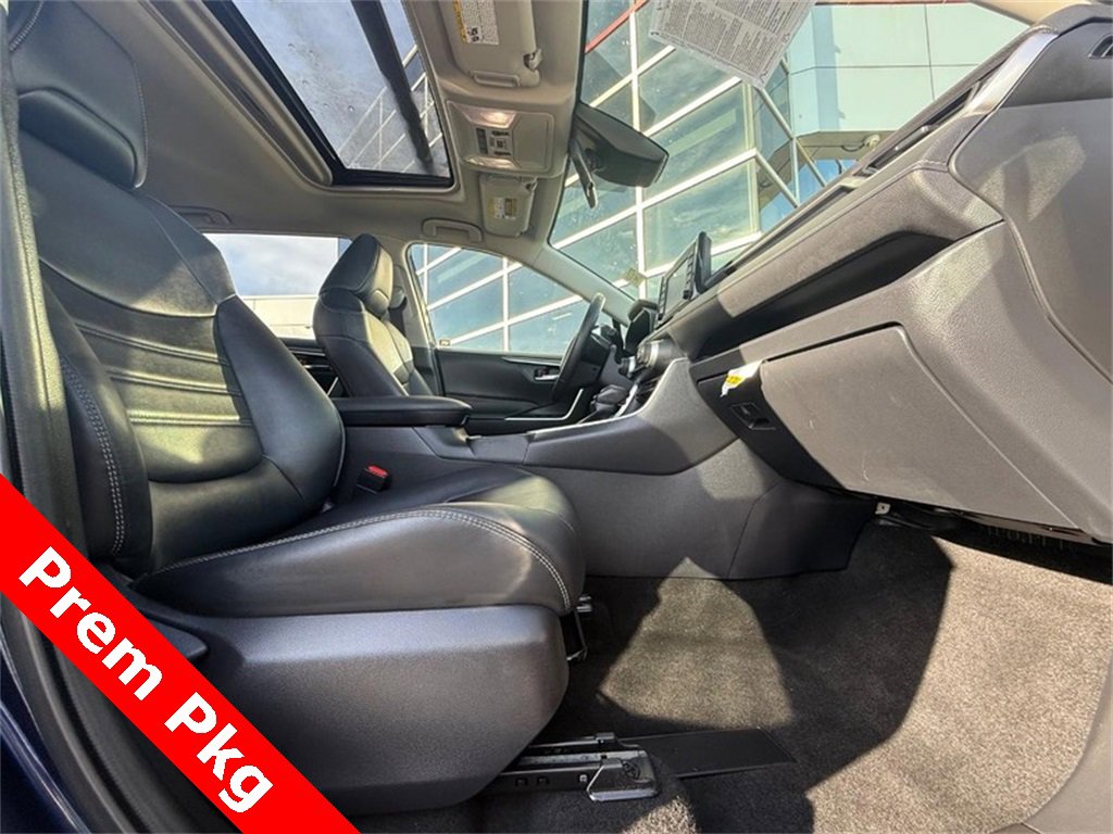 Used 2022 Toyota RAV4 XLE Premium image 11