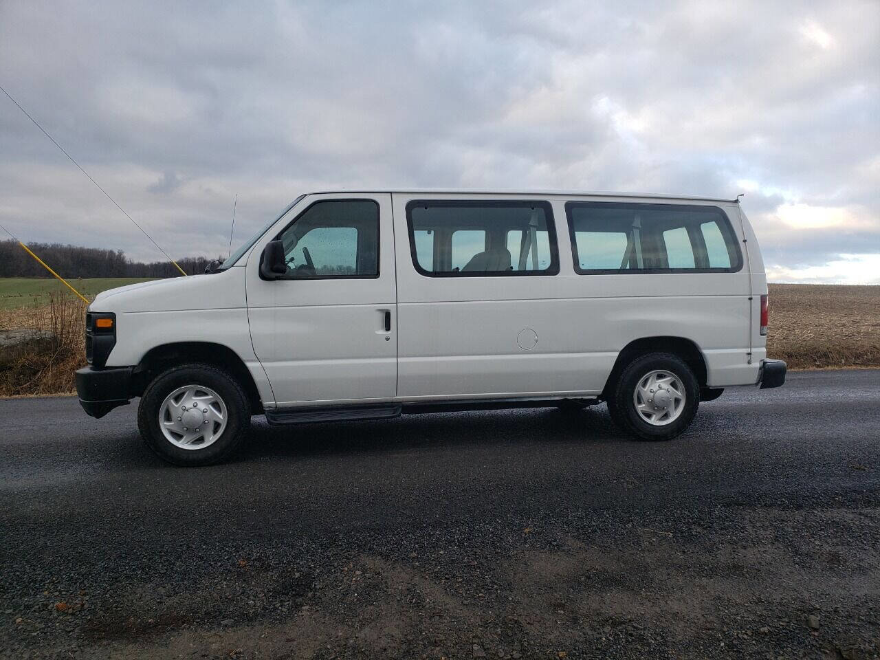 Used 2011 Ford E-150 and Econoline 150 Wagon w/ PWR Windows & Locks Group image 3