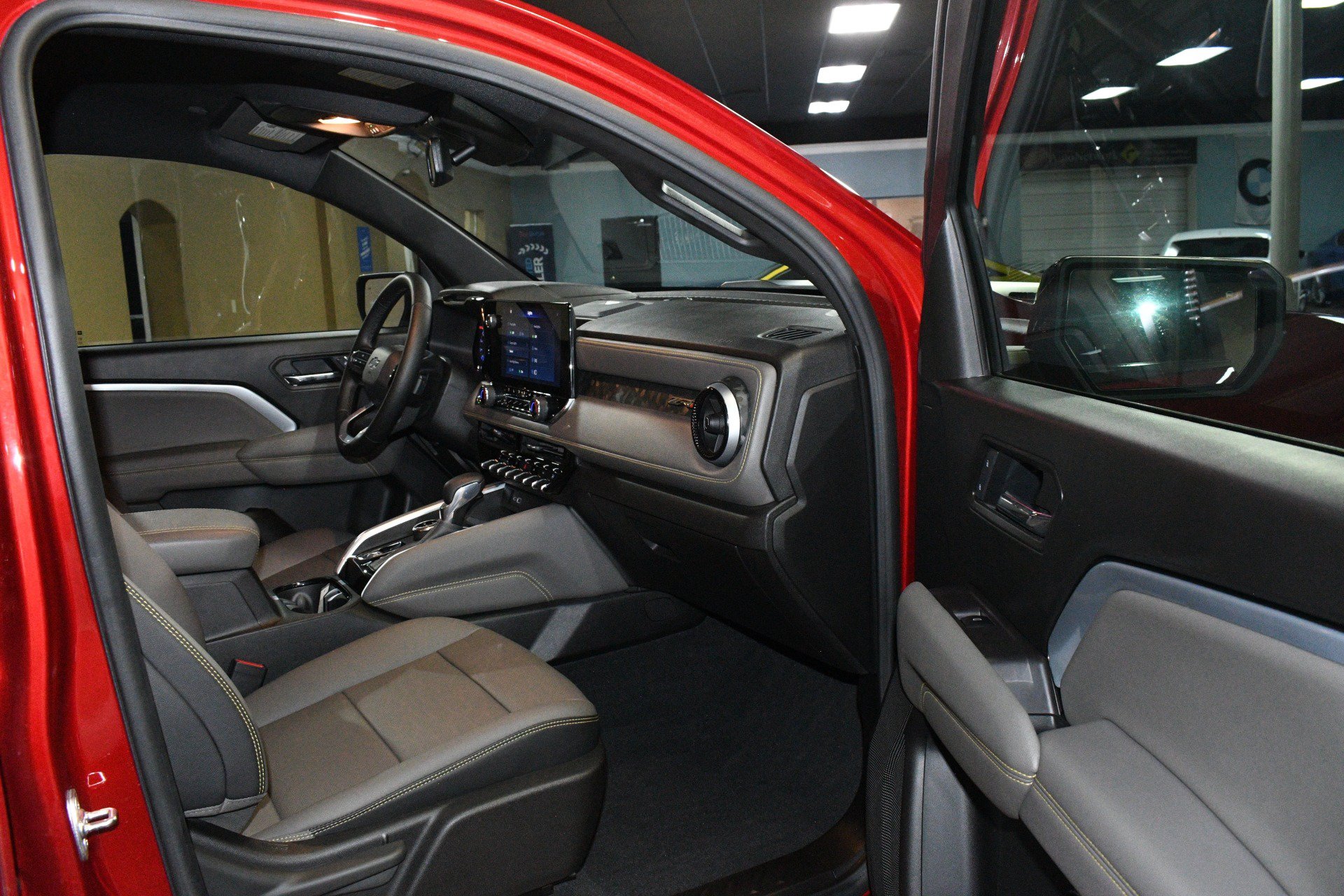 Used 2025 Chevrolet Colorado ZR2 w/ Technology Package AWD/4WD image 48