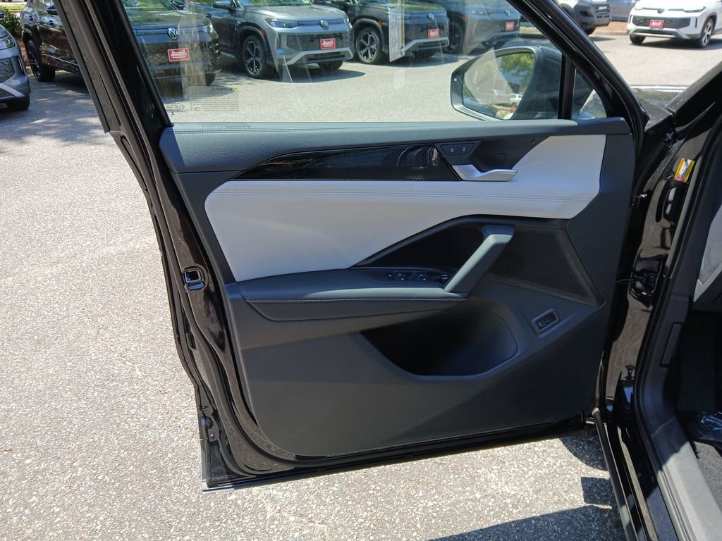 Used 2025 Volkswagen Tiguan SE image 11