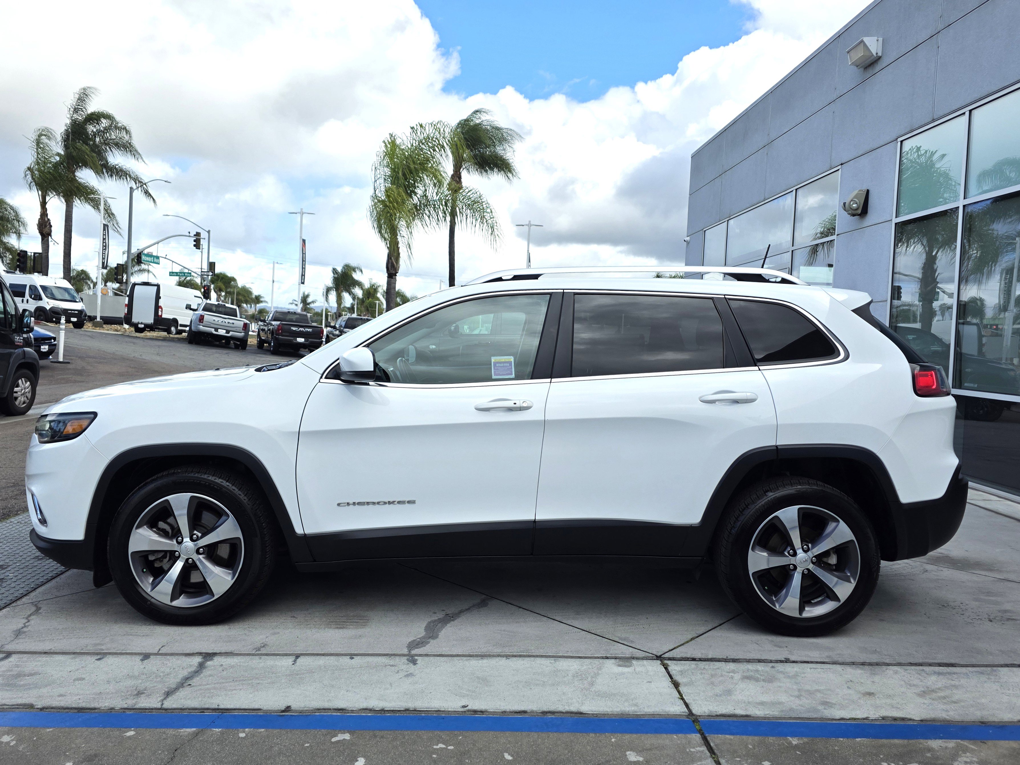 Used 2020 Jeep Cherokee Limited image 2
