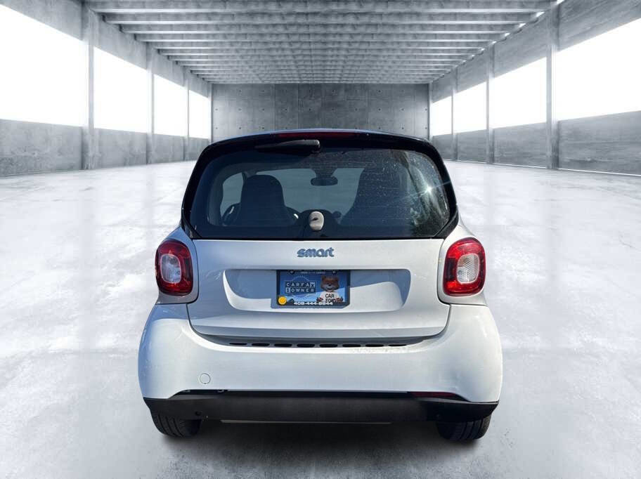 Used 2016 smart fortwo pure RWD image 5