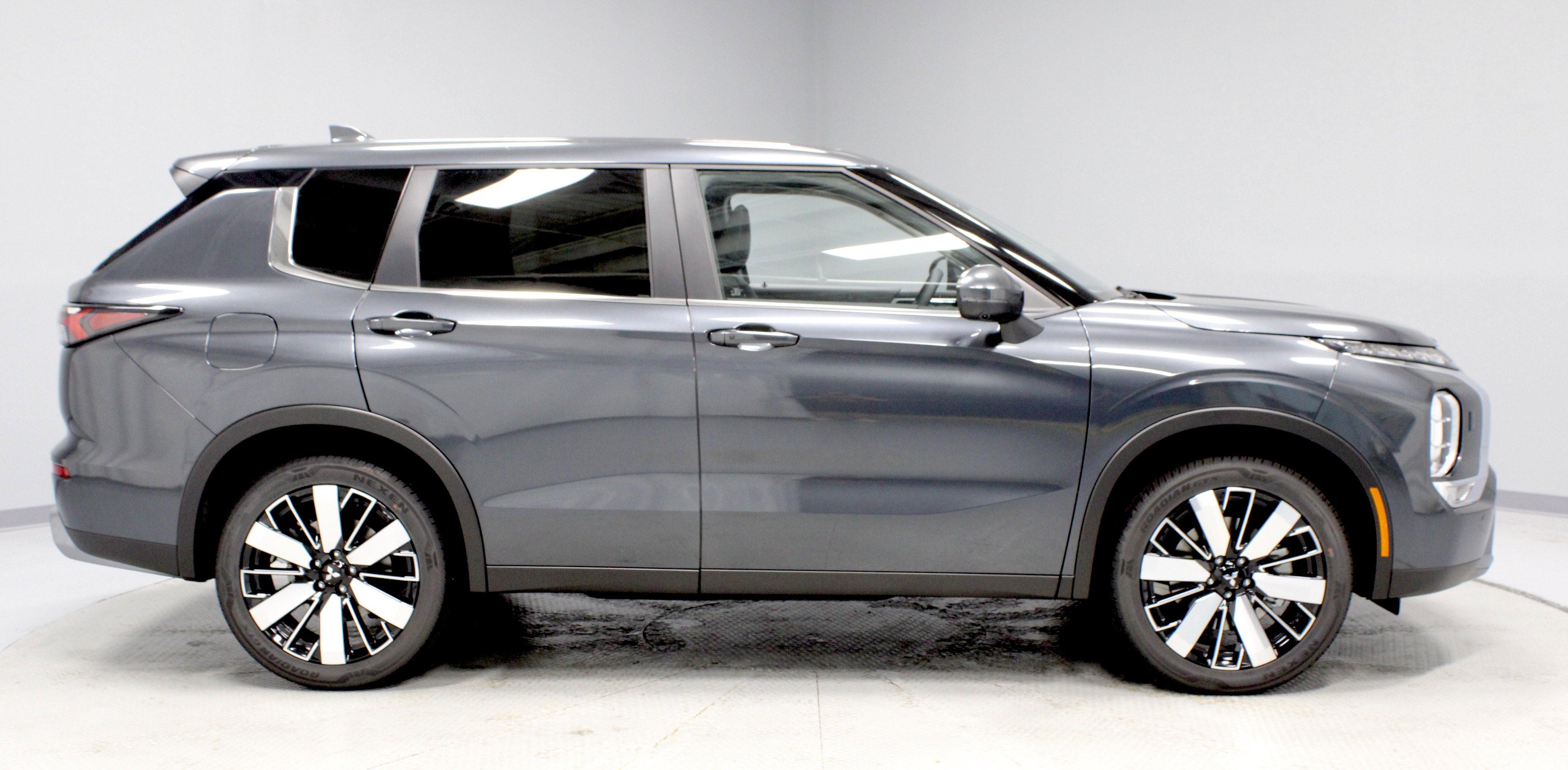 New 2025 Mitsubishi Outlander SE image 10