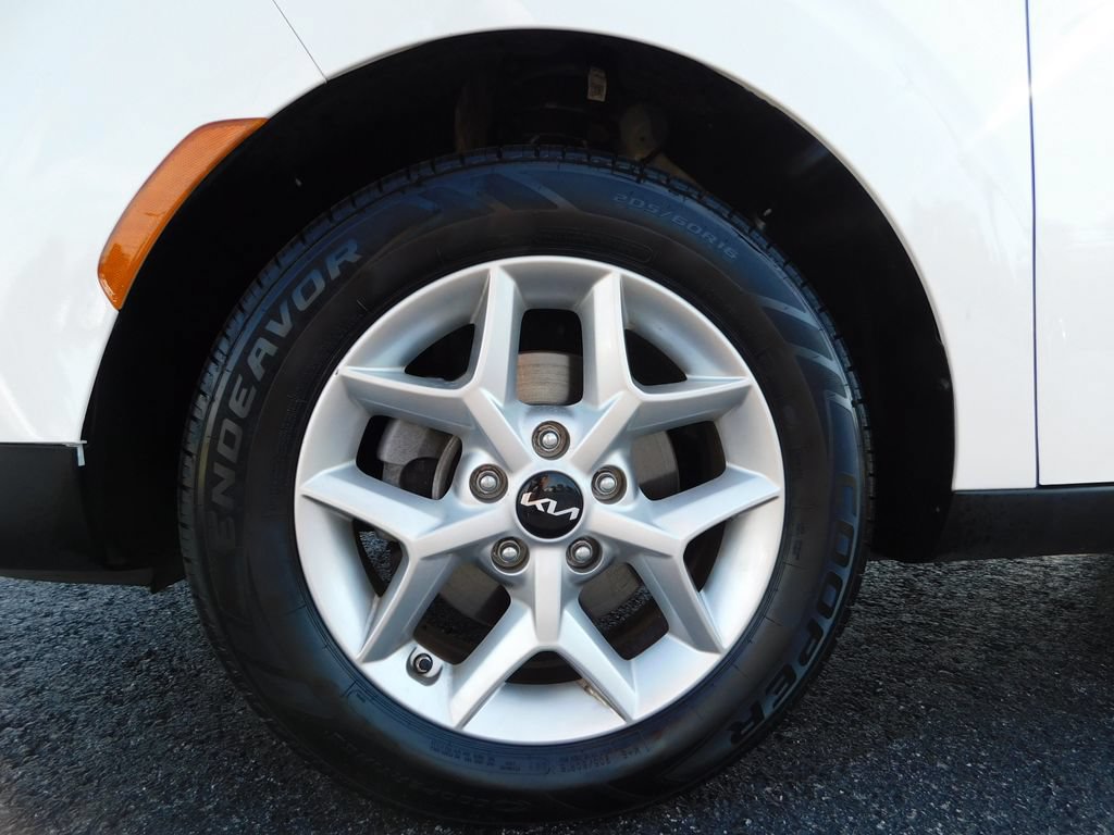 Used 2025 Kia Soul LX w/ LX Technology Package FWD image 10