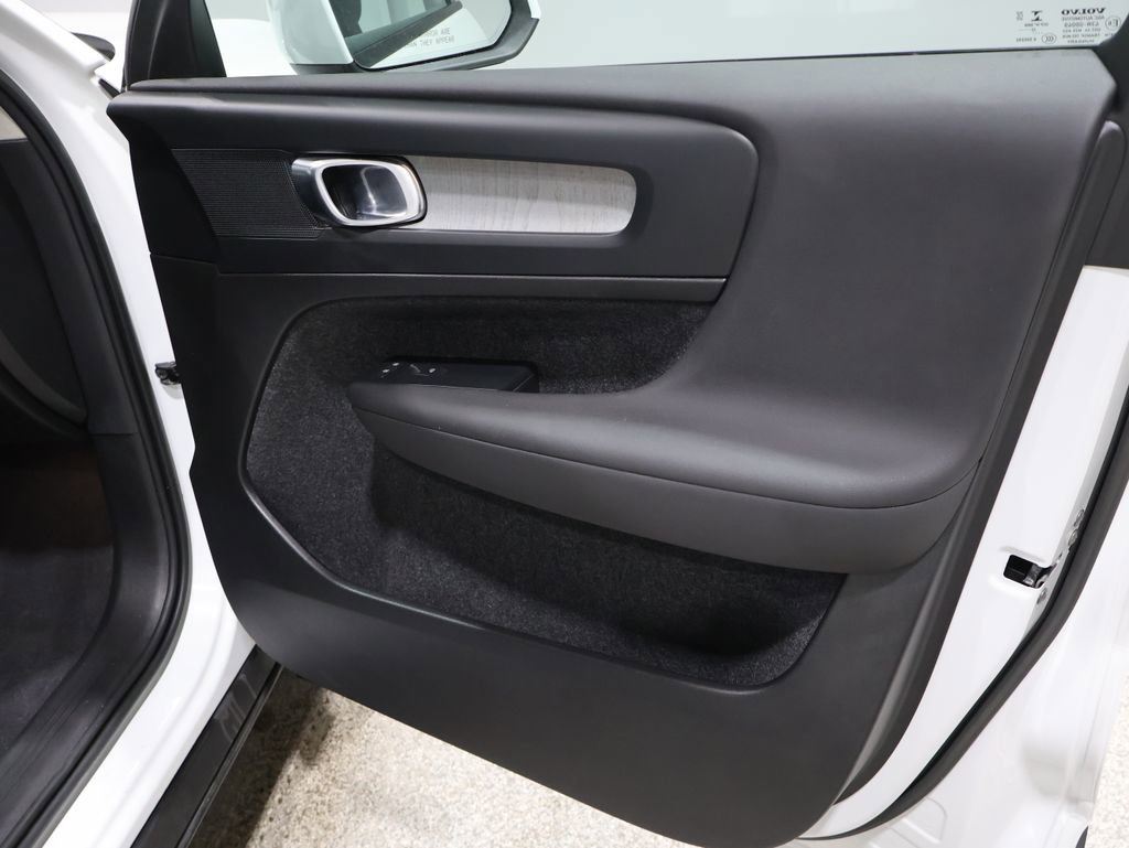 Used 2023 Volvo XC40 B5 Core image 24