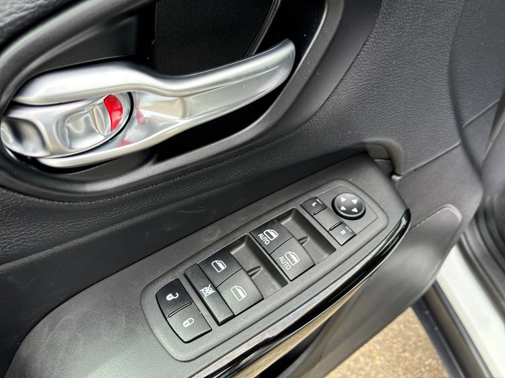 Used 2023 Jeep Cherokee Altitude Lux w/ Mopar Interior Package AWD/4WD image 21
