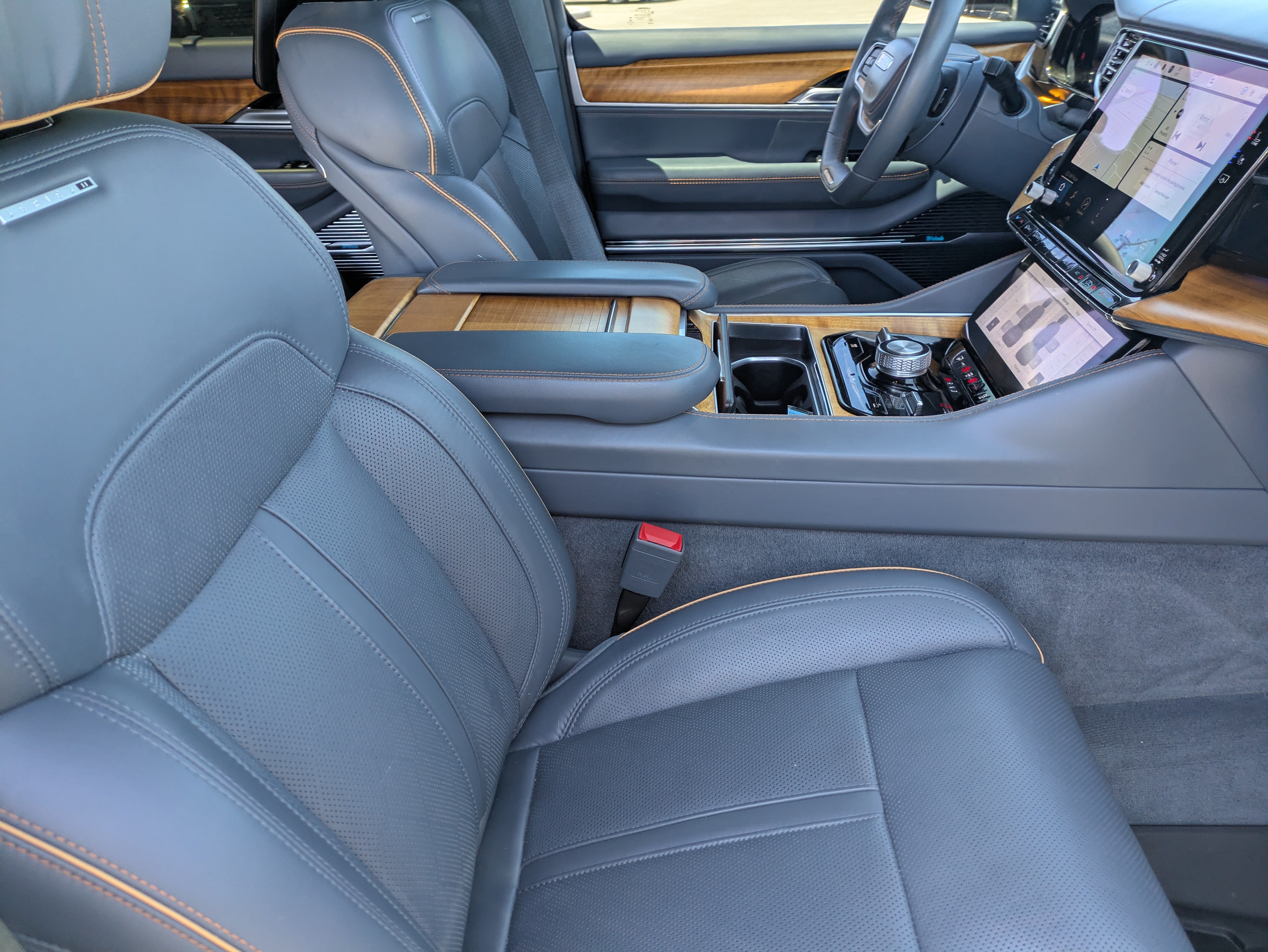 Used 2023 Jeep Grand Wagoneer L Series II w/ Premium Group II AWD/4WD image 12