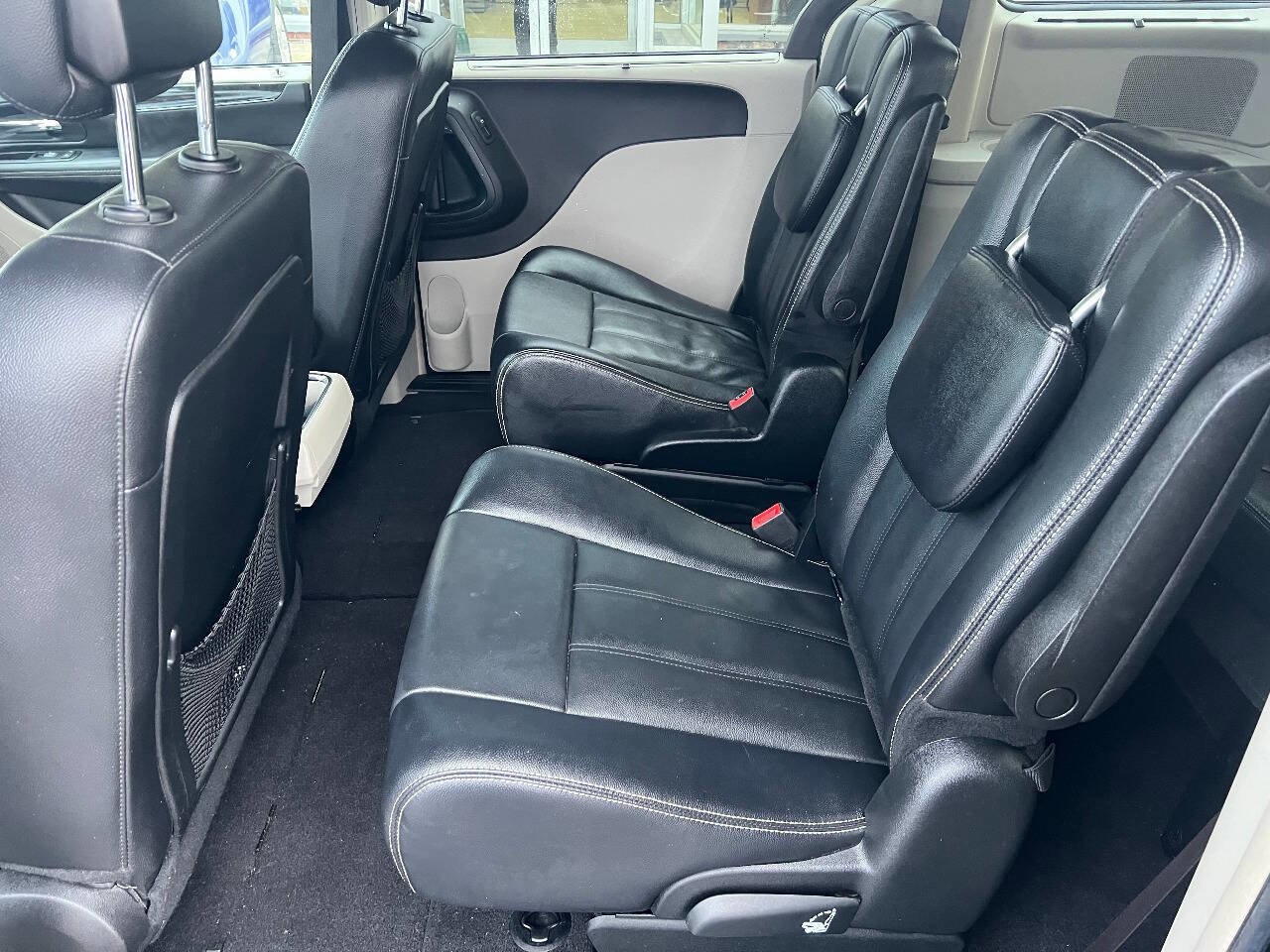 Used 2014 Chrysler Town & Country Touring image 23