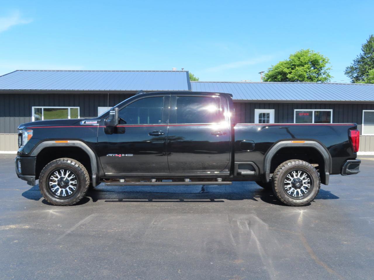 Used 2020 GMC Sierra 2500 AT4 w/ AT4 Premium Package AWD/4WD image 3