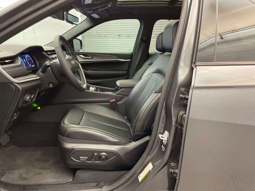 New 2025 Jeep Grand Cherokee L Limited w/ Luxury Tech Group II RWD image 14